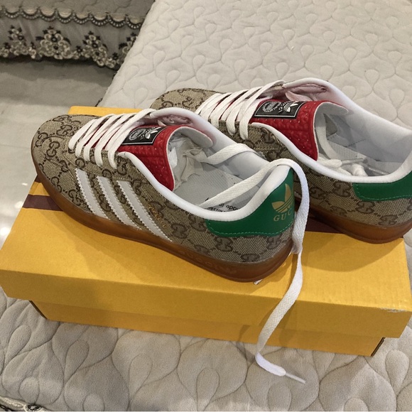 Gucci Women's Signature Sneakers Iconic Design and Premium Craftsmanship - Picture 5 of 5
